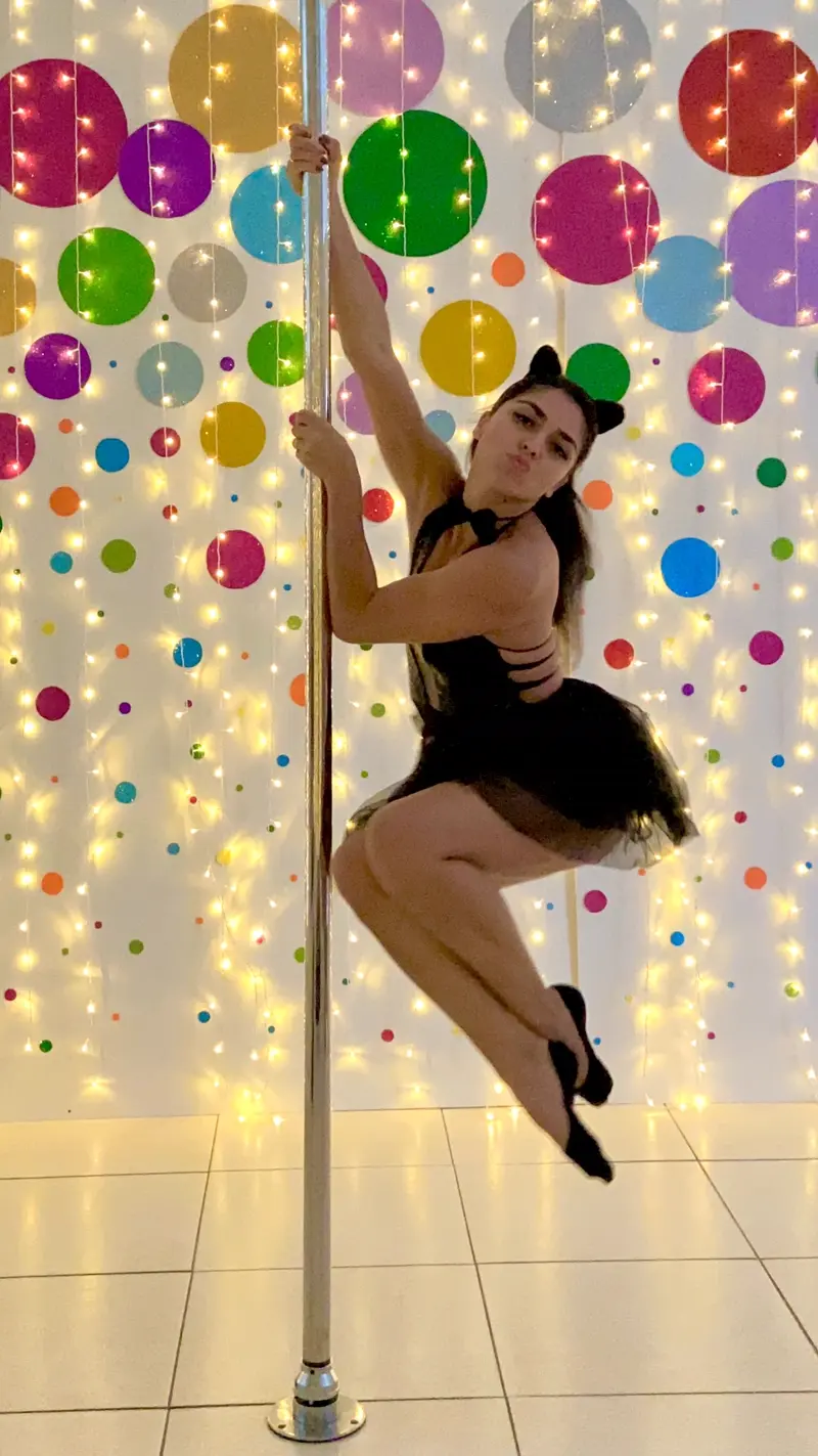 Aluna no pole, Purpury Curitiba