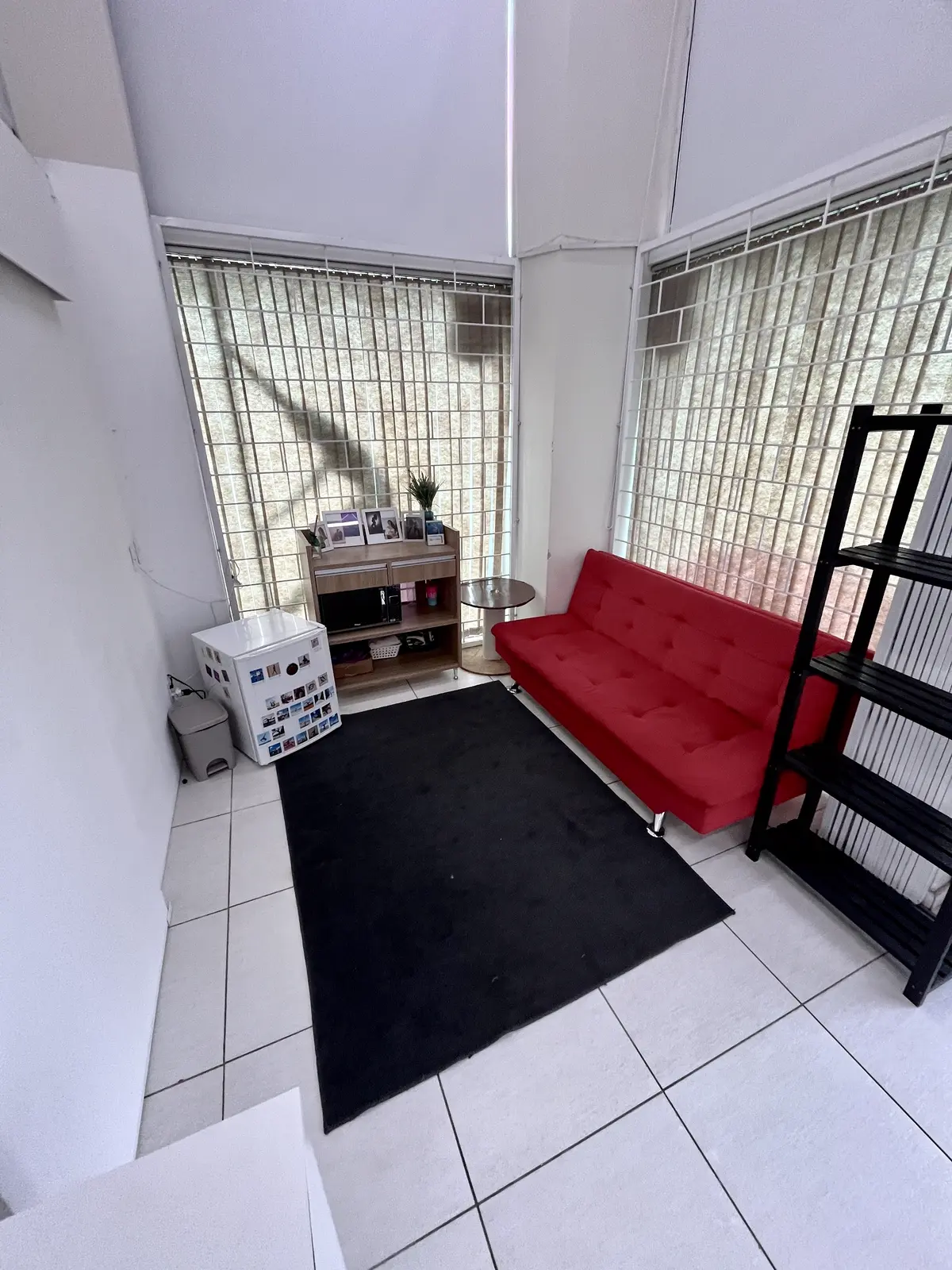 Sala principal do studio com poles instalados